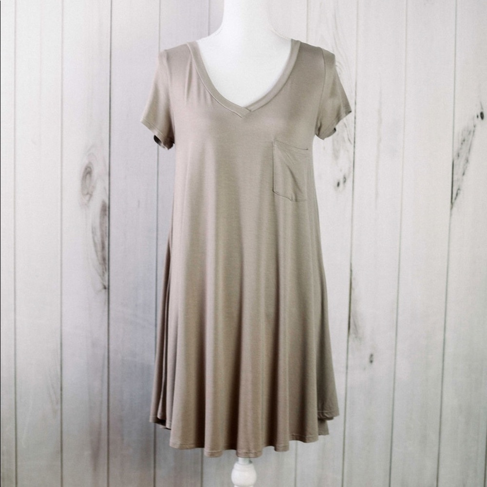 Hailey- tan t-shirt dress with pocket - Picture 4 of 8